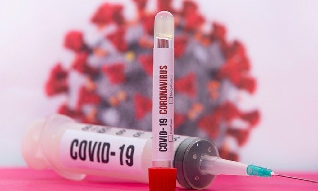 Kto a ako rozhoduje o očkovaní proti koronavírusu?