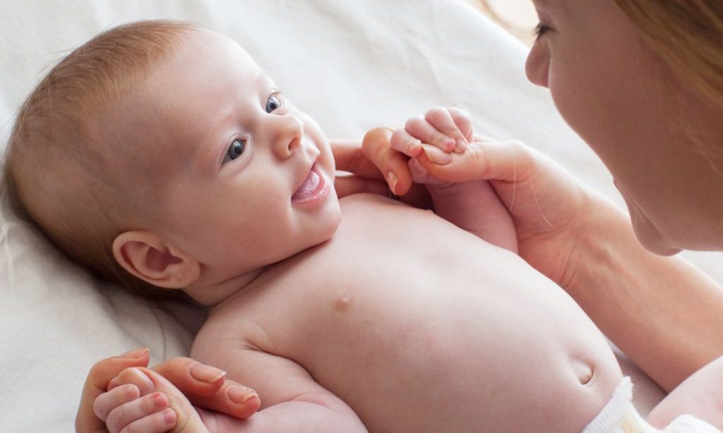 Novorodenci úsmev rozpoznajú len zblízka