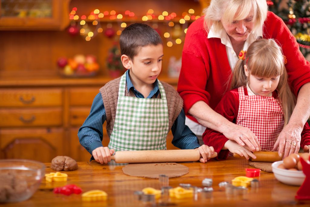 Внучки доставка еды. Кухня для детей. Бабушка с внуками за столом. Бабушка с внуками на кухне. Бабушка с внуками новый год.