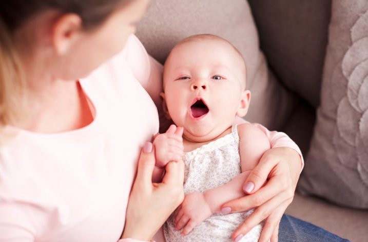 Odporúčané aj zatracované dojčenie s klobúčikmi