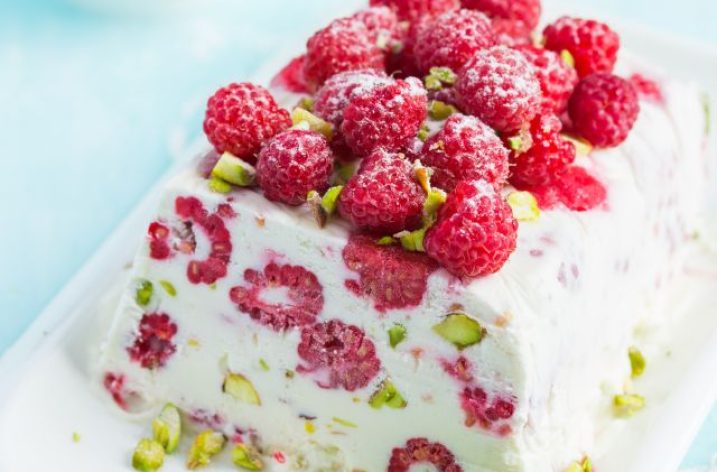 Semifreddo s malinami a pistáciami